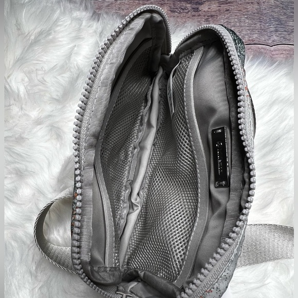NWT | lululemon Everywhere Belt Bag | Spray Camo Mini Silver Blue - Picture 4 of 4
